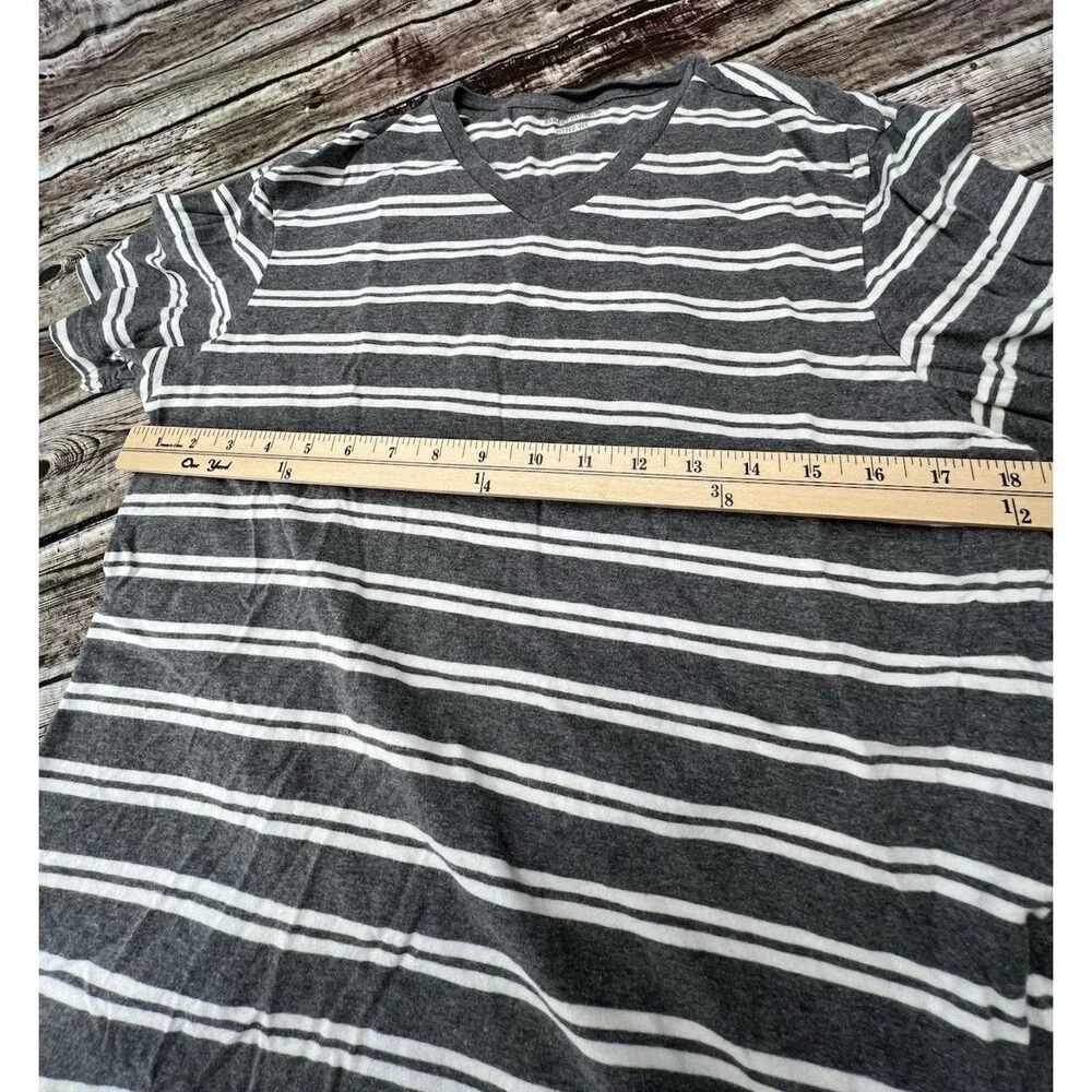 Banana Republic Men's Size Medium Fitted Vee T-Shirt Gray/White Stripe